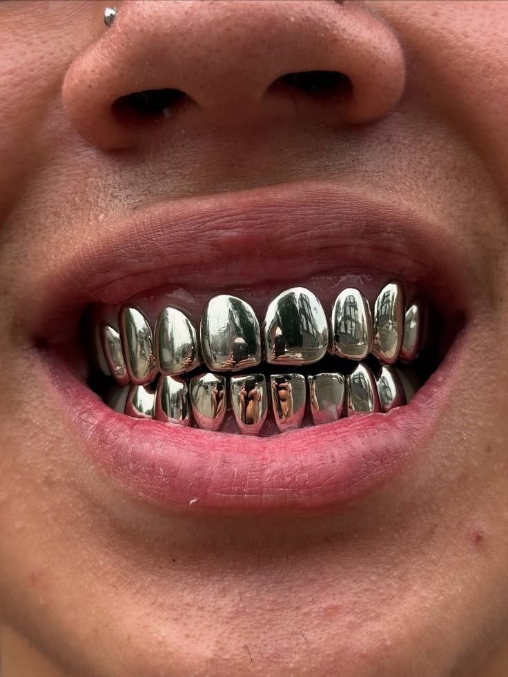 Design concept: plain polished grillz on top and bottom arches