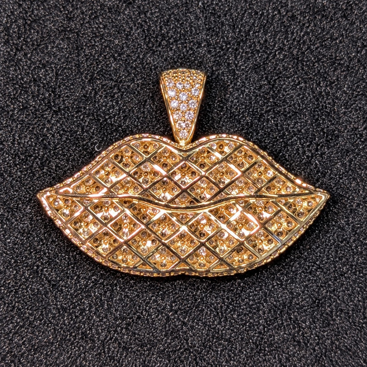 Back of 14K Yellow Gold Lips Pendant
