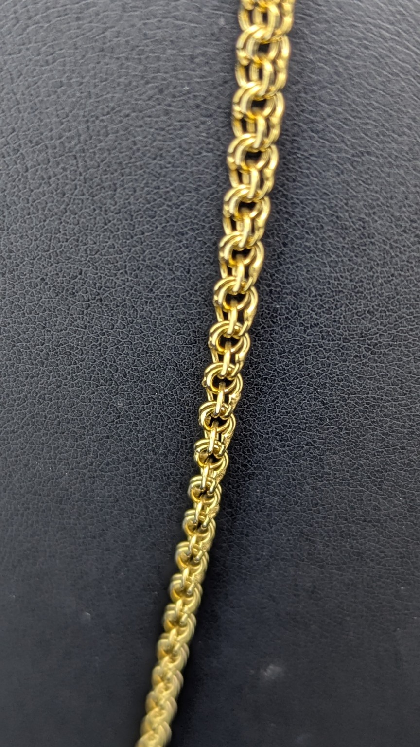 Close-up of the cable chain links